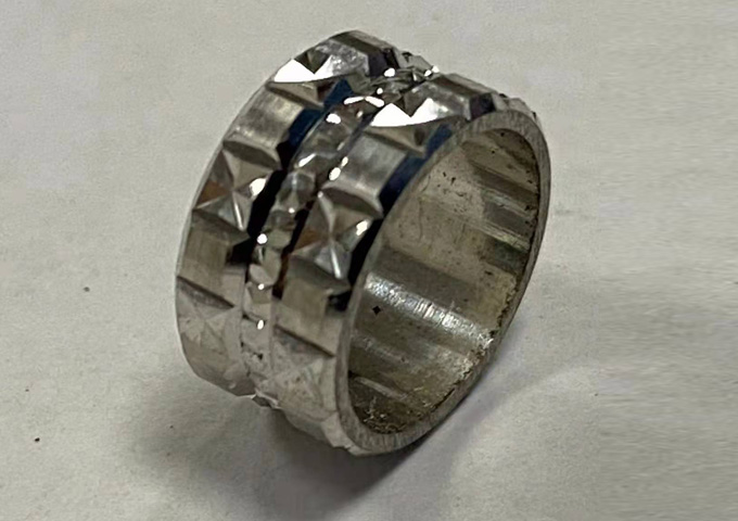 CNC Machining: How is the Diamond Pattern on the Outer Ring of the Jewelry Machined?