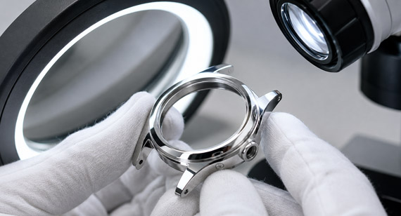 Косметический осмотр полированных корпусов часов из нержавеющей стали, изготовленных на станке с ЧПУ.